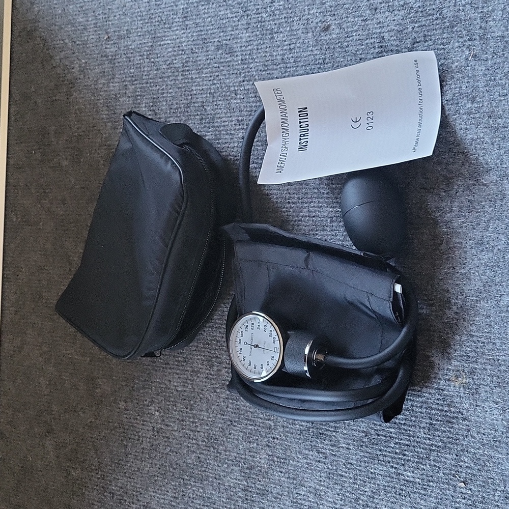 Medical Sphygmomanometer with Carrying Case black